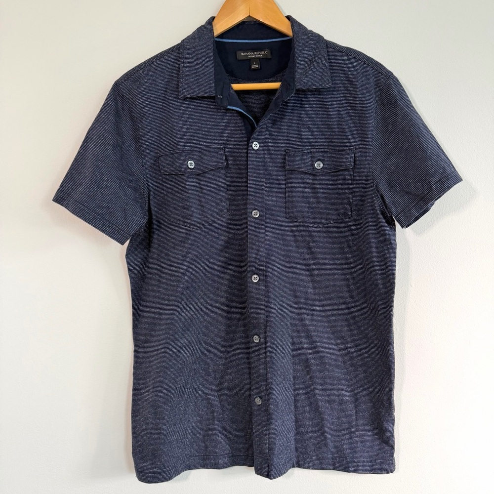 Banana Republic Luxury Touch Button Blue Short Sleeve Shirt Men’s Size Large